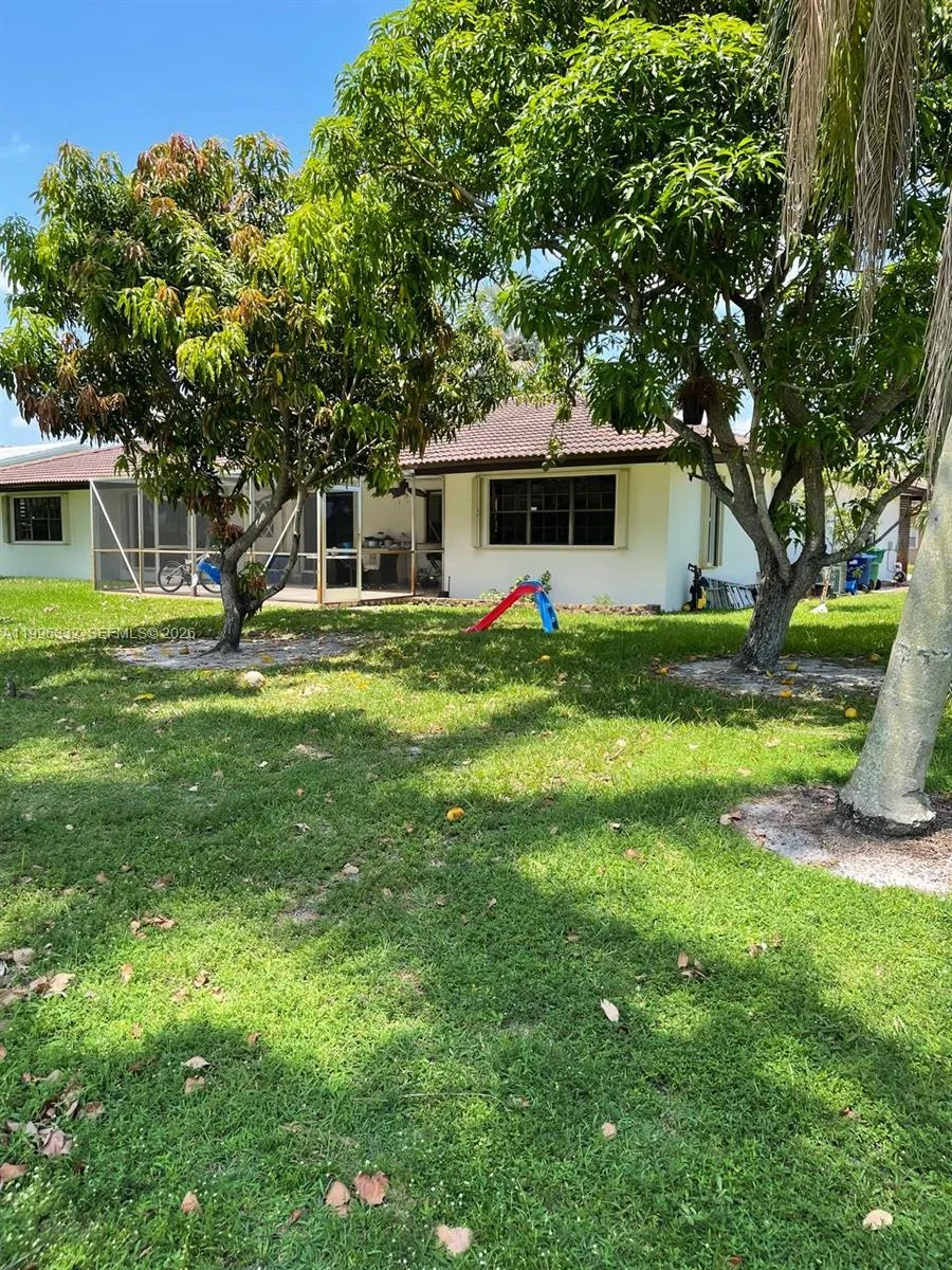 19265 E Saint Andrews Dr, Hialeah, FL 33015 photo 12