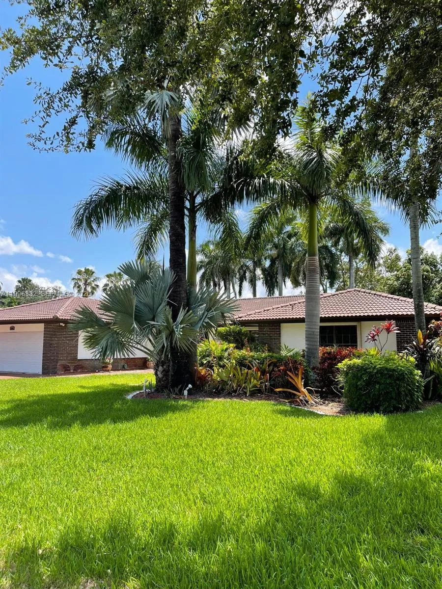 19265 E Saint Andrews Dr, Hialeah, FL 33015 photo 8