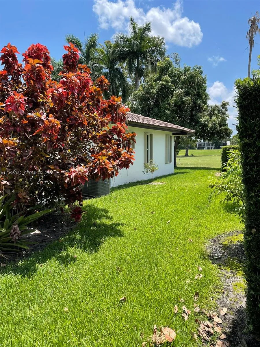 19265 E Saint Andrews Dr, Hialeah, FL 33015 photo 9
