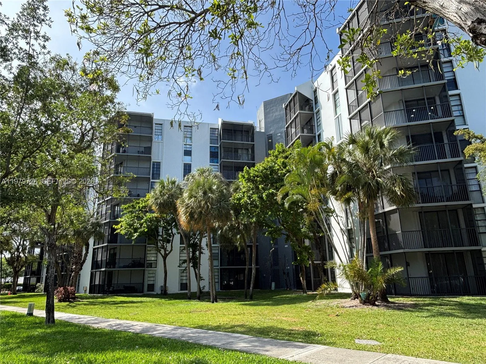 3301 N Country Club Dr # 211, Aventura, FL 33180