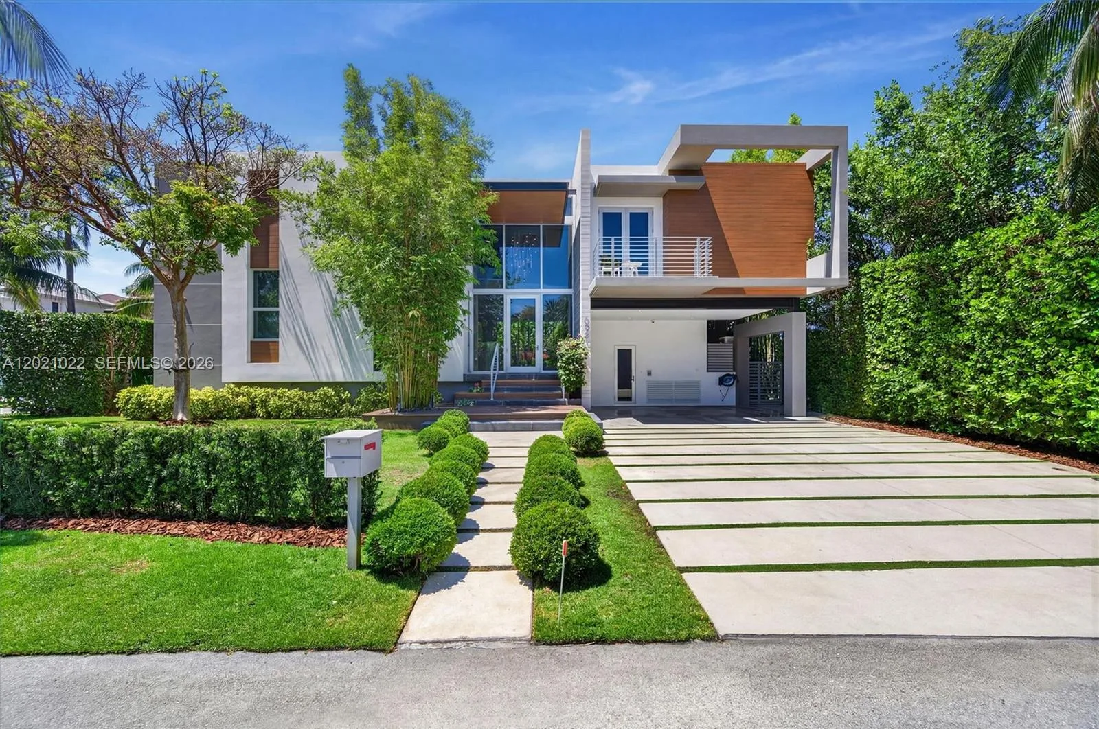 625 Curtiswood Dr, Key Biscayne, FL 33149