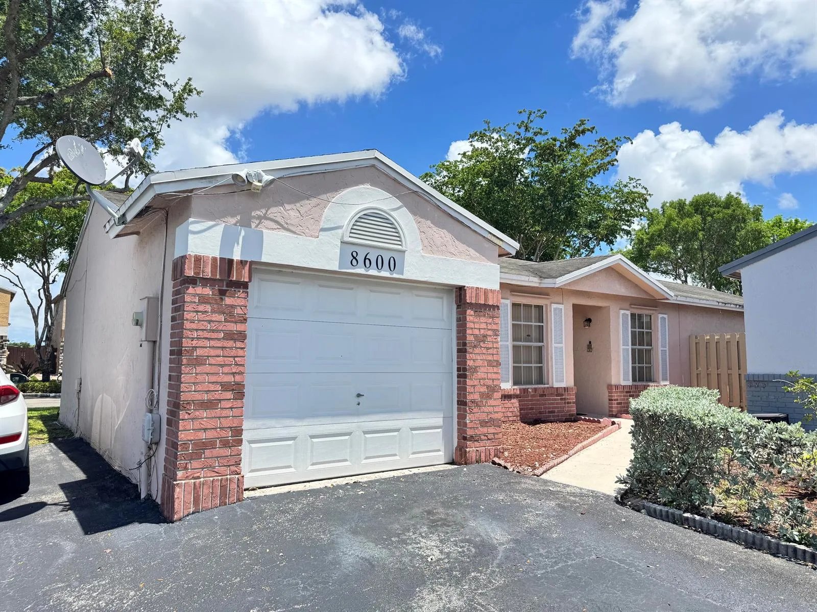 8600 NW 193rd Terrace, Hialeah, FL 33015