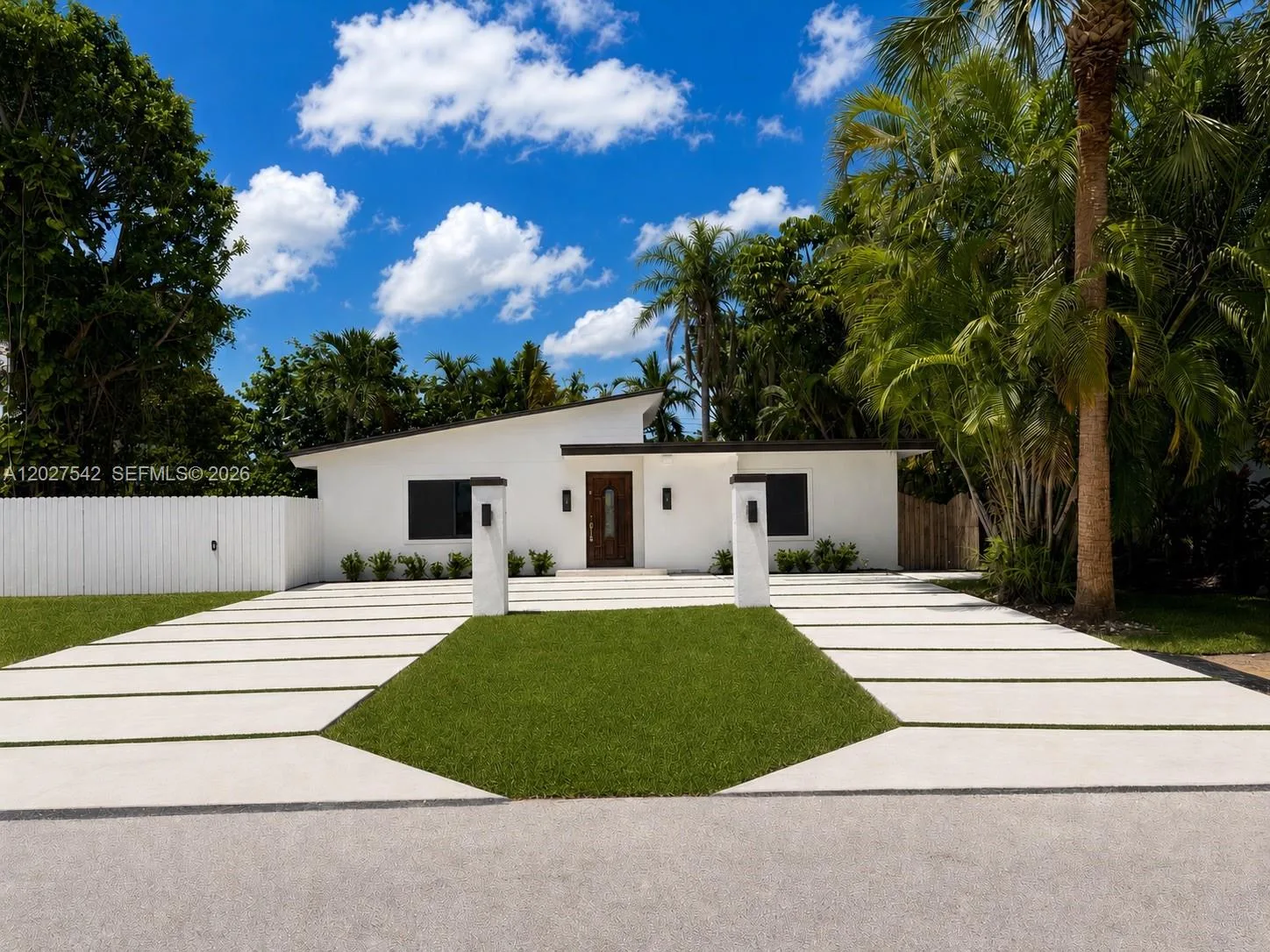2627 NE 213th St, Miami, FL 33180