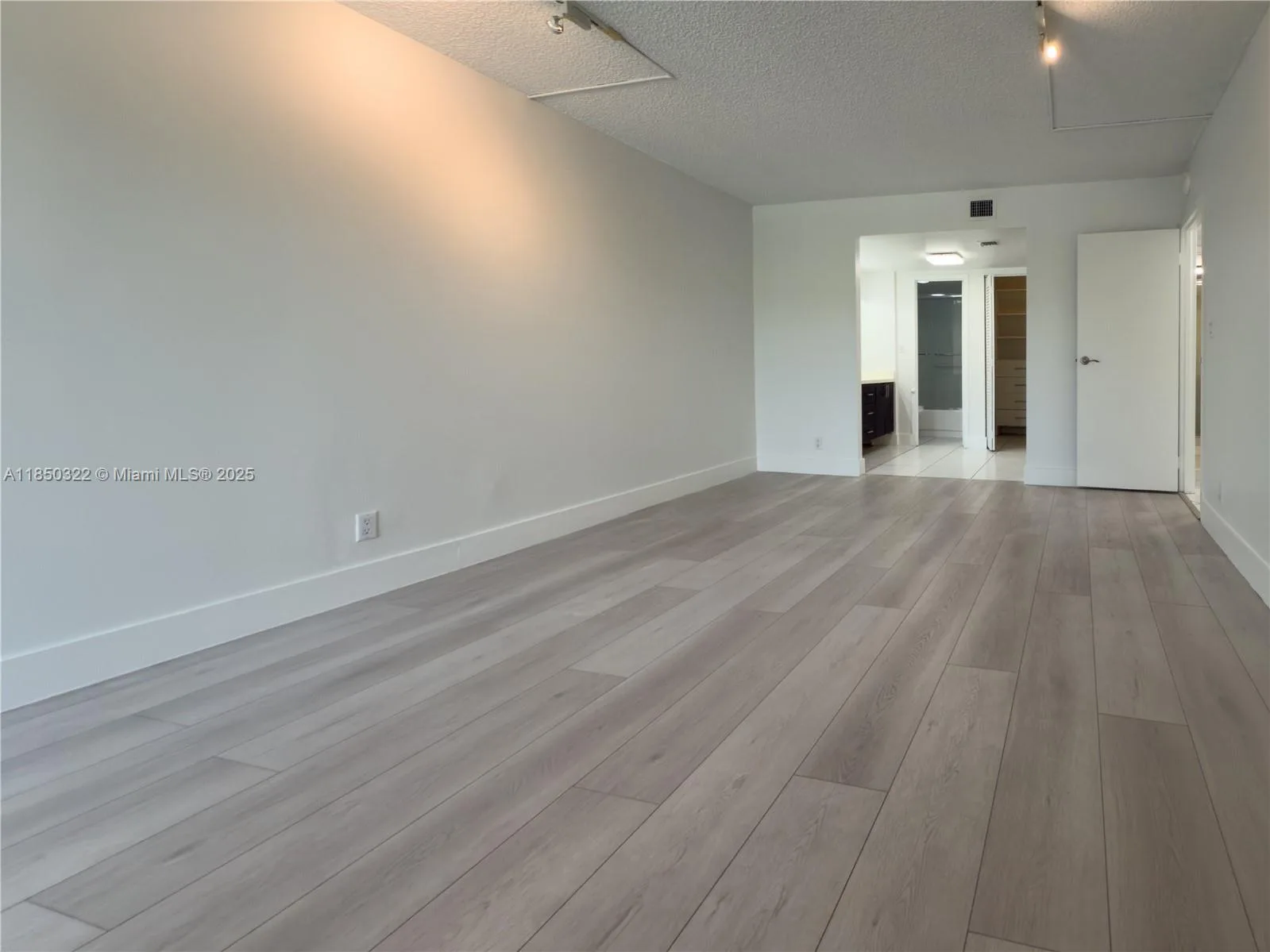 100 Bayview Dr # 224, Sunny Isles Beach, FL 33160 photo 10