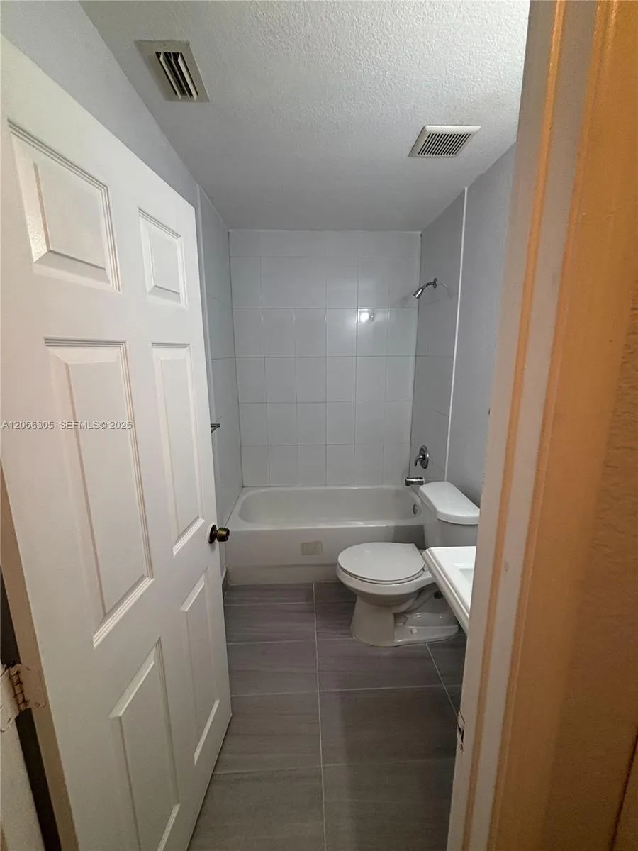 14084 NE 2nd Ave # 14084, Miami, FL 33161 photo 7