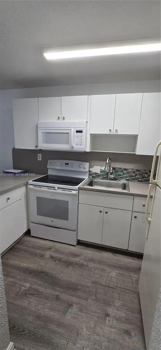 8027 NW 8th St # 13, Miami, FL 33126 photo 2