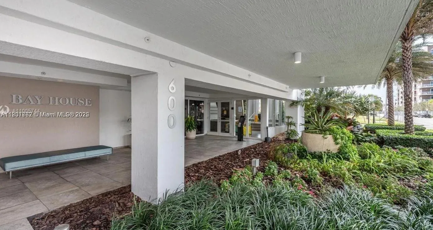 600 NE 27th St # 105, Miami, FL 33137 photo 2