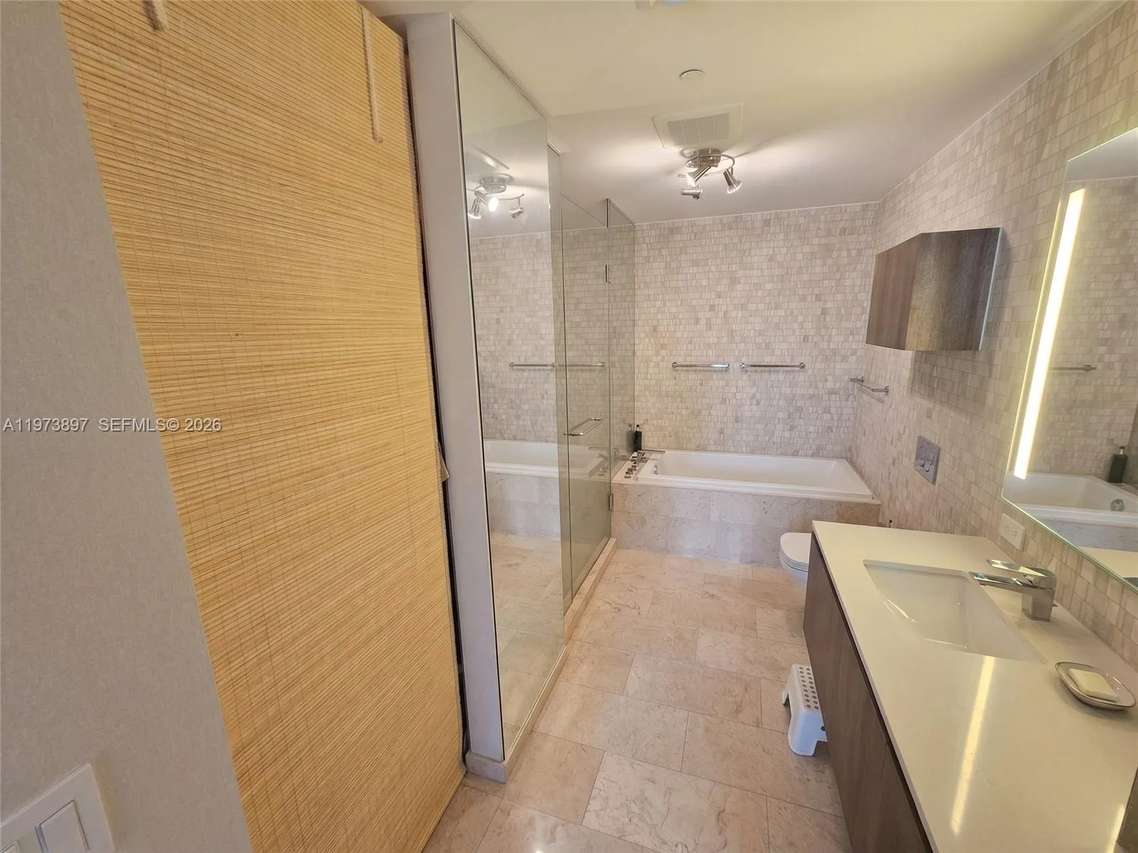 68 SE 6th St # 1806, Miami, FL 33131 photo 10