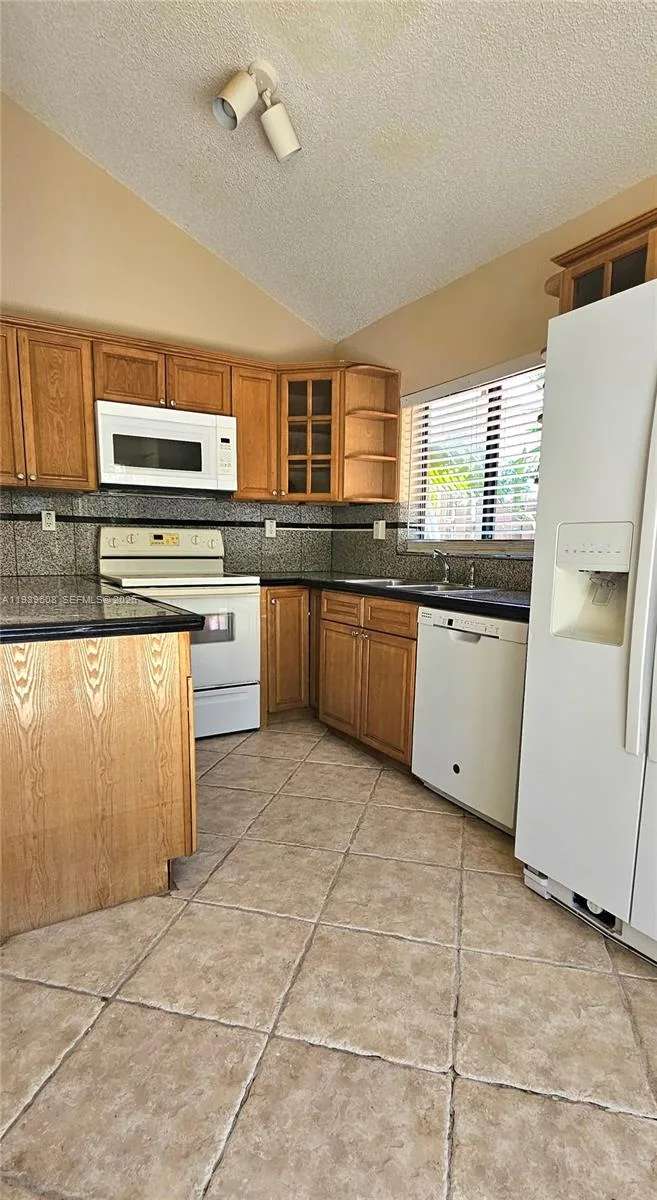 610 Commodore Dr, Plantation, FL 33325 photo 6