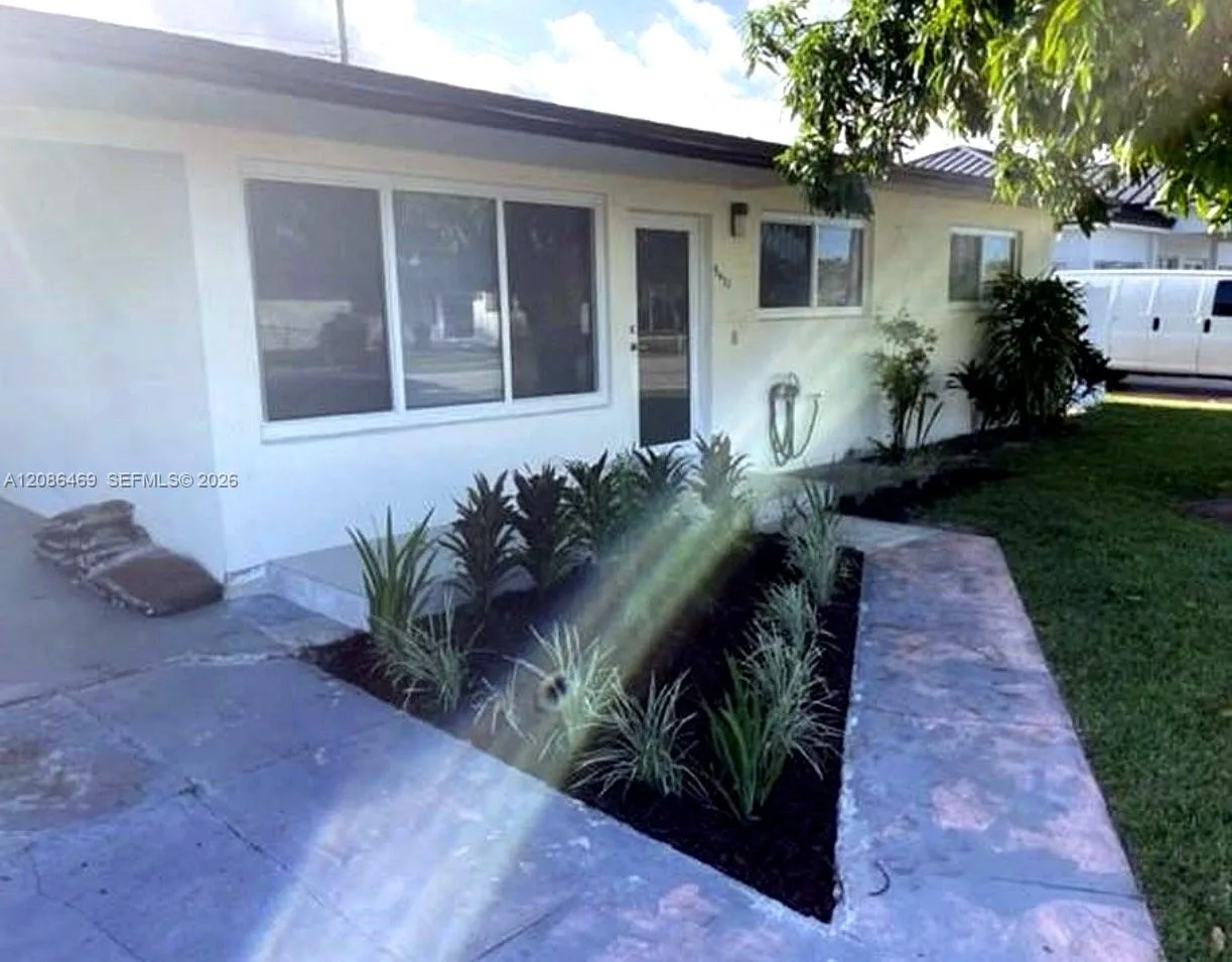 5431 W 8th Ct, Hialeah, FL 33012