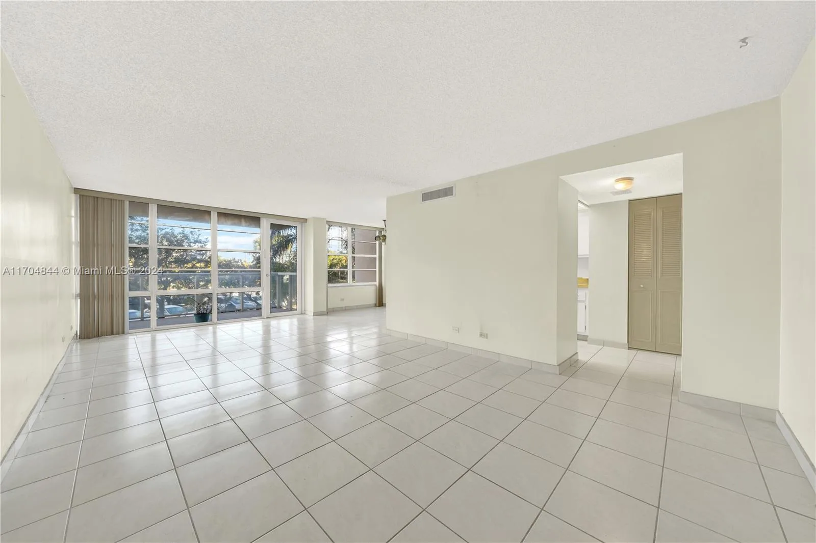 230 174th St # MO5, Sunny Isles Beach, FL 33160 photo 10