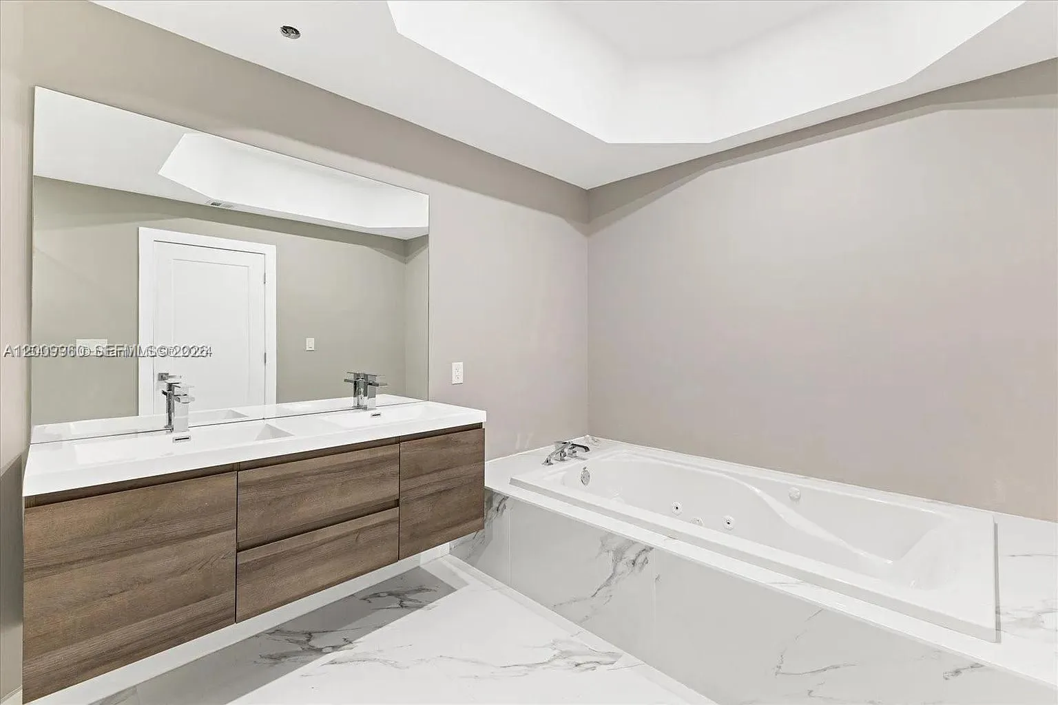3900 Island Blvd # B408, Aventura, FL 33160 photo 4