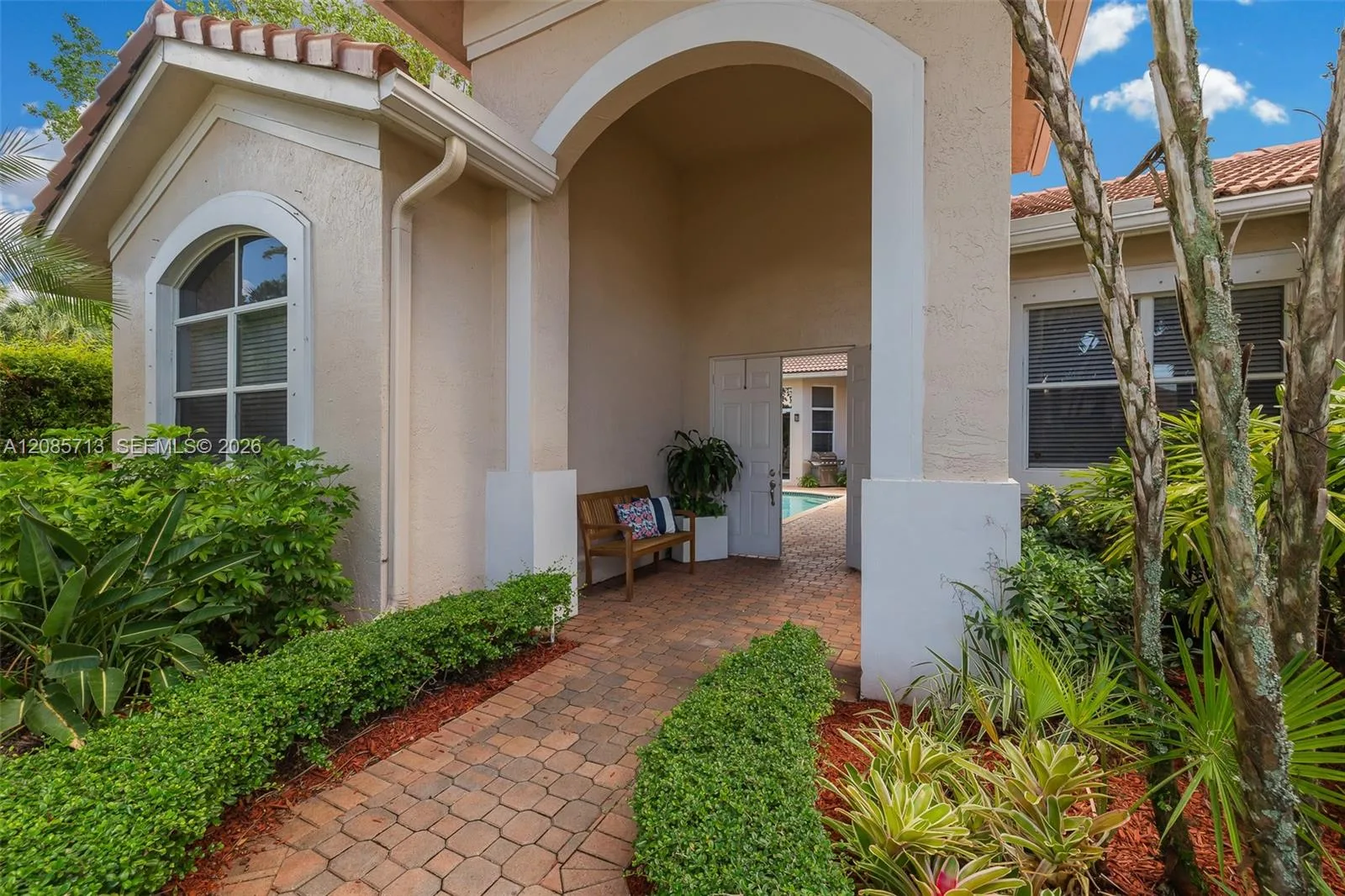 1604 Victoria Pointe Ln, Weston, FL 33327