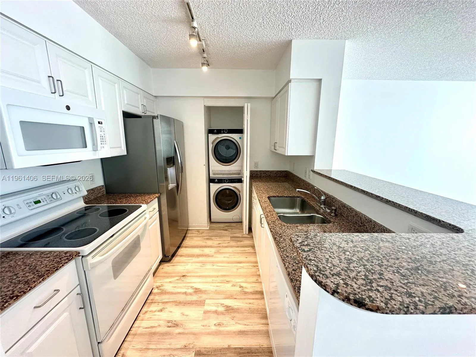 1155 Brickell Bay Dr # 607, Miami, FL 33131 photo 3