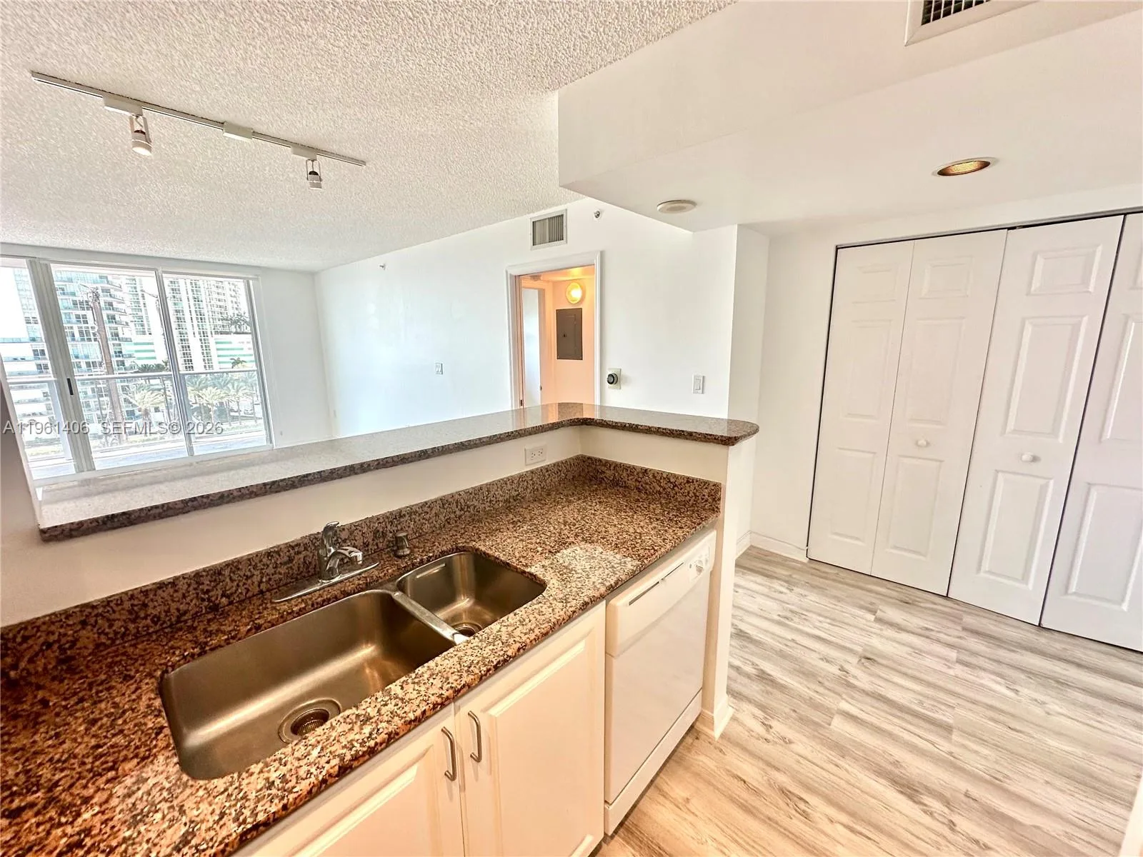 1155 Brickell Bay Dr # 607, Miami, FL 33131 photo 4