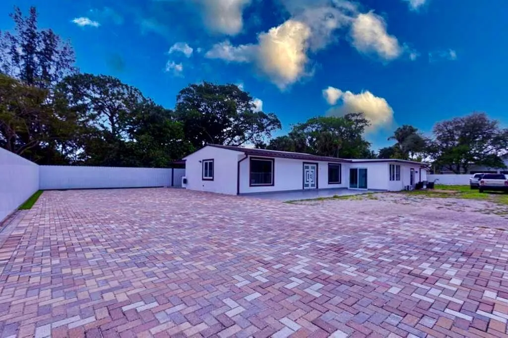 696 Arlington Drive, West Palm Beach, FL 33415 photo 2