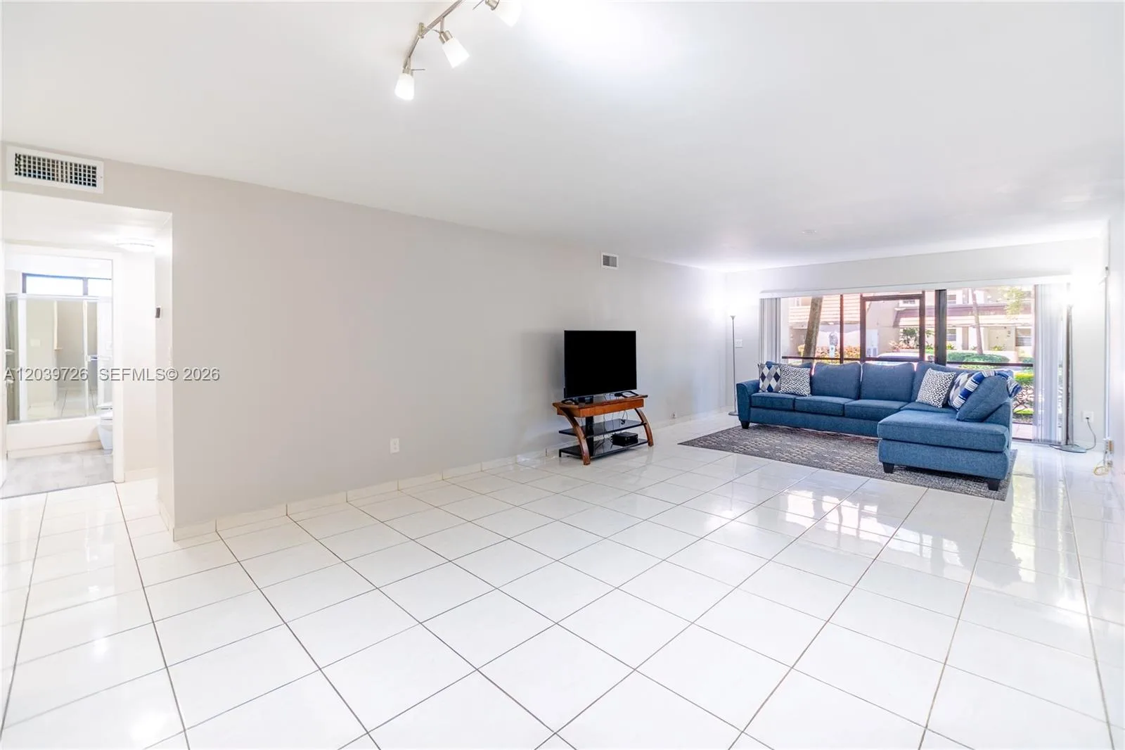 601 Ives Dairy Rd # 101-8, Miami, FL 33179 photo 4