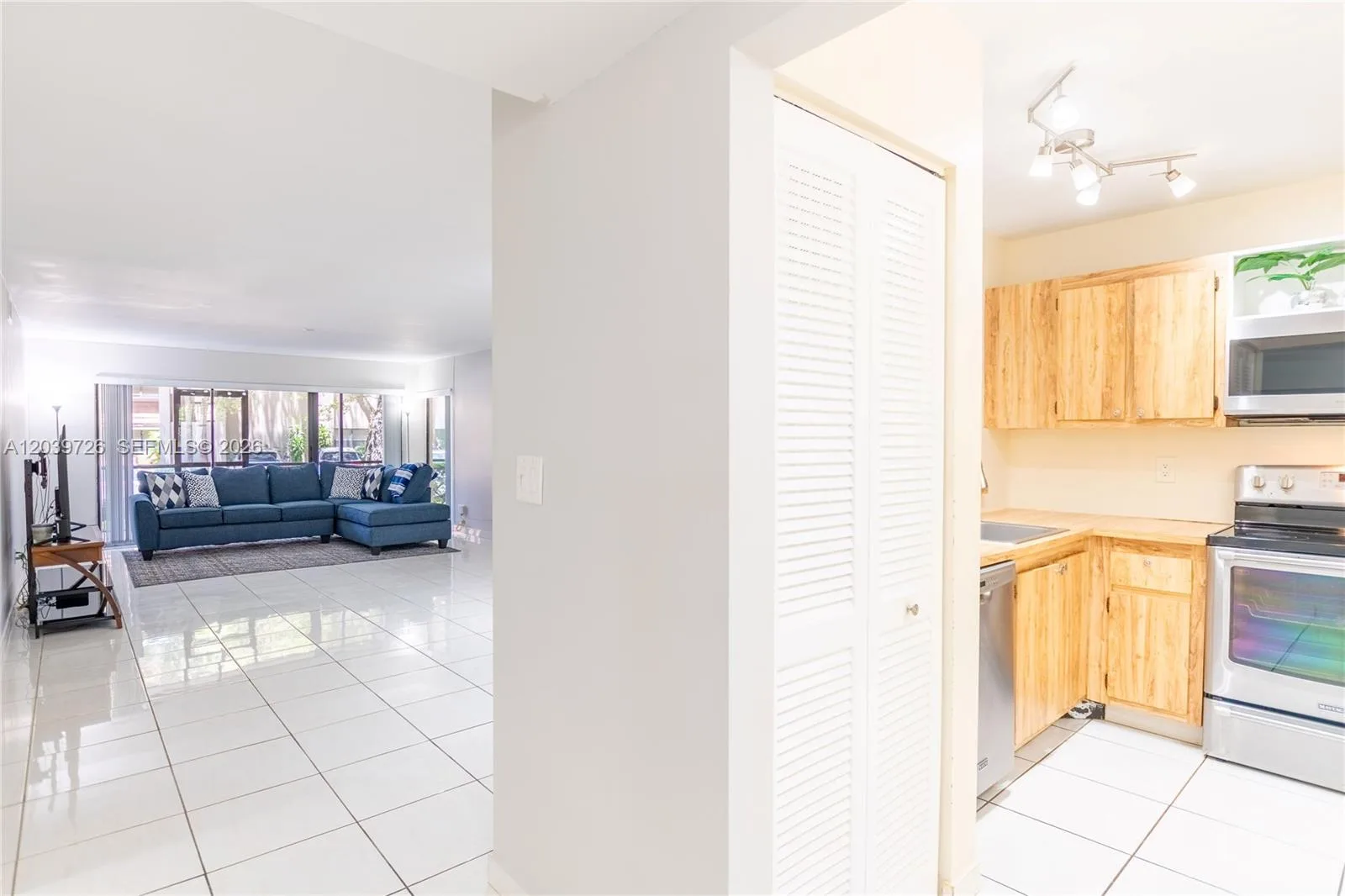 601 Ives Dairy Rd # 101-8, Miami, FL 33179 photo 8