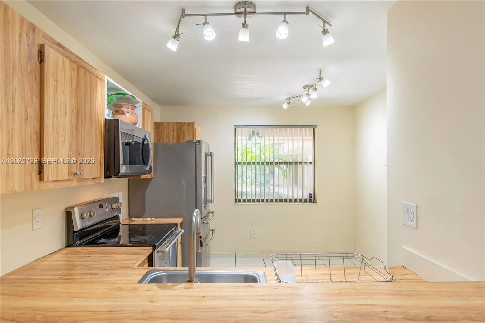 601 Ives Dairy Rd # 101-8, Miami, FL 33179 photo 9