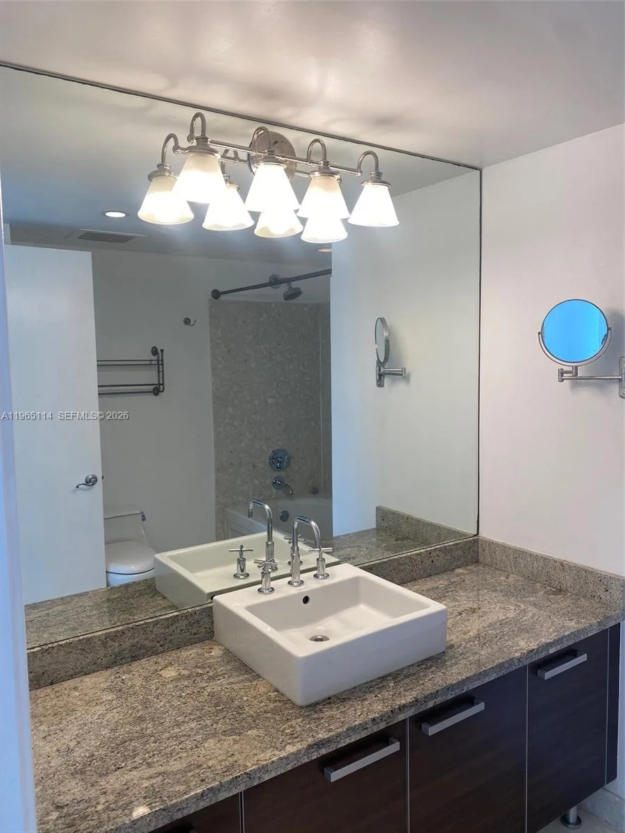 185 SW 7th St # 1705, Miami, FL 33130 photo 5