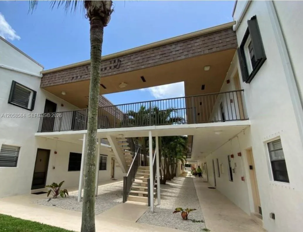8261 SW 128 St # 211, Pinecrest, FL 33156