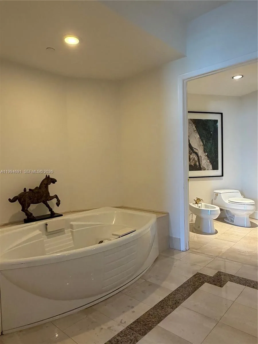 300 S Pointe Dr # 2106, Miami Beach, FL 33139 photo 12