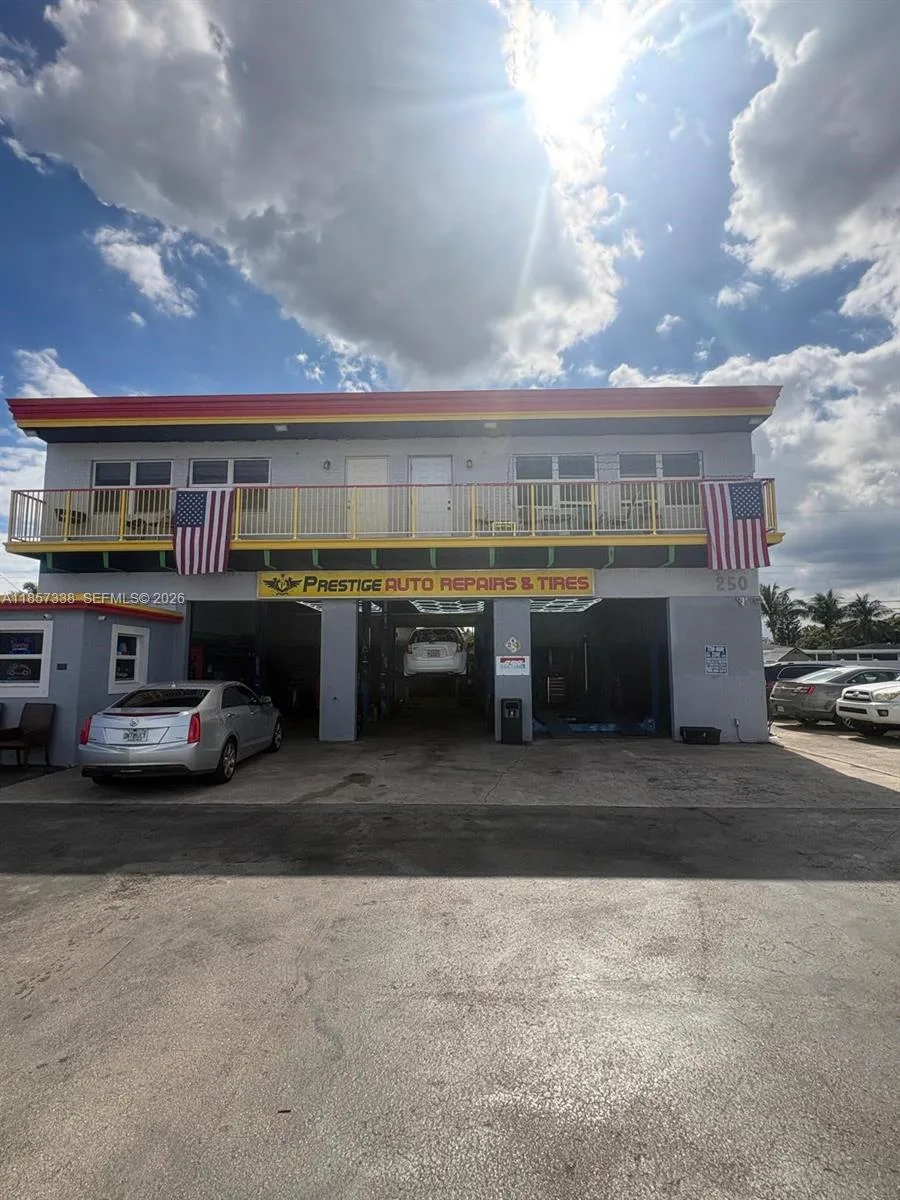 250 NE 44th St, Oakland Park, FL 33334