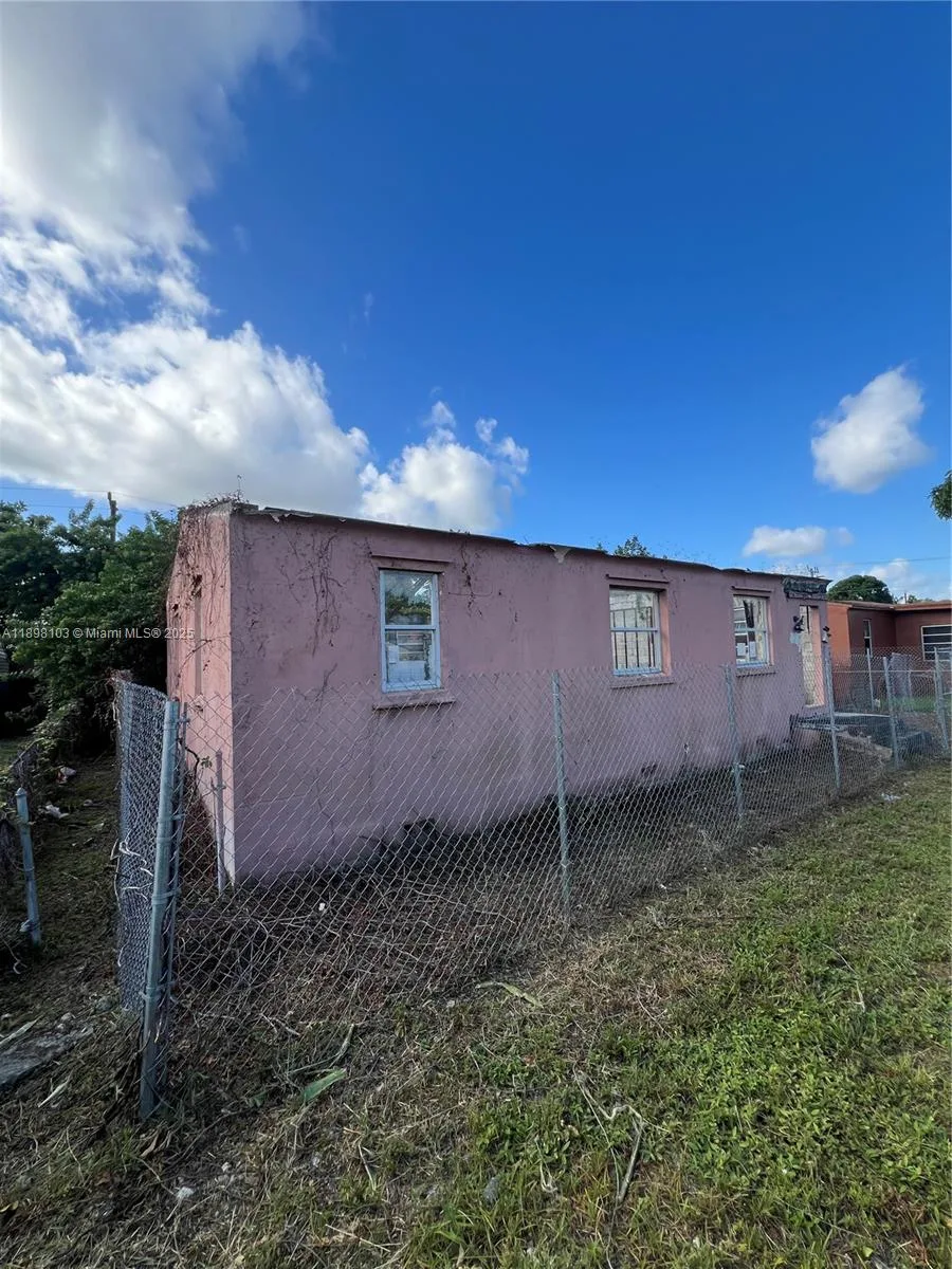 2122 Dewey St, Hollywood, FL 33020 photo 2