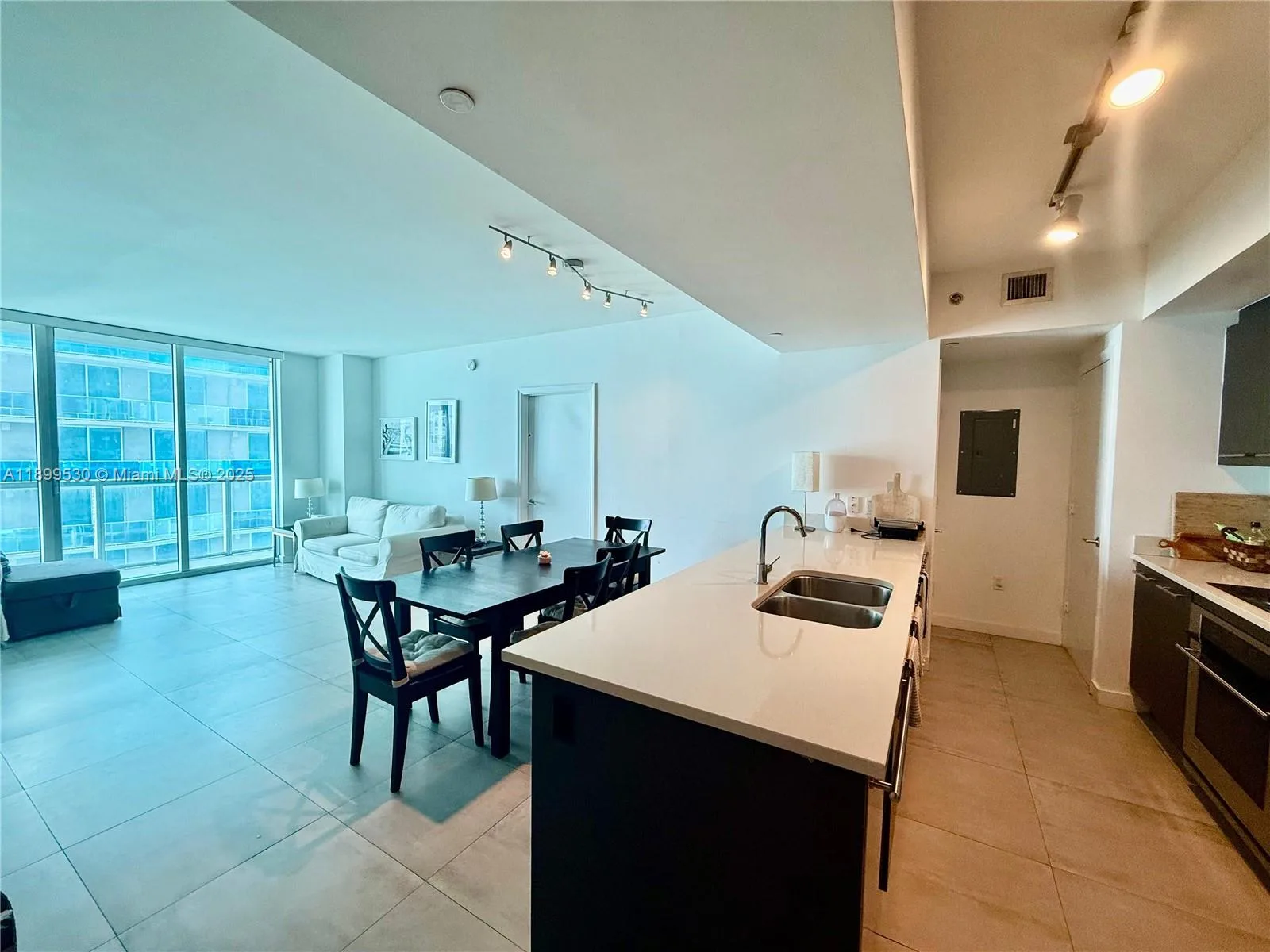 55 SE 6th St # 3003, Miami, FL 33131 photo 2