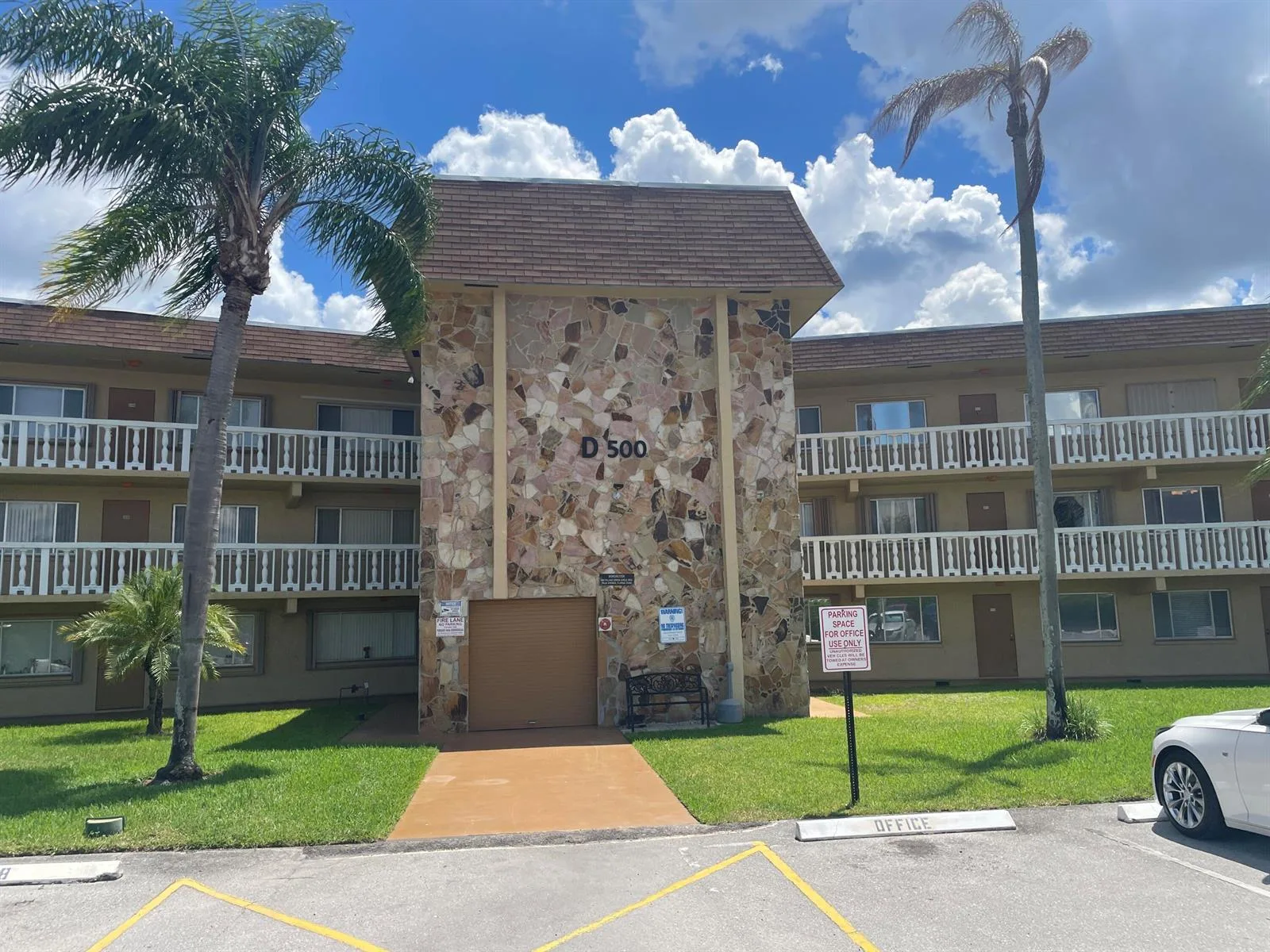 500 W Village Green Circle W # 212, Palm Springs, FL 33461