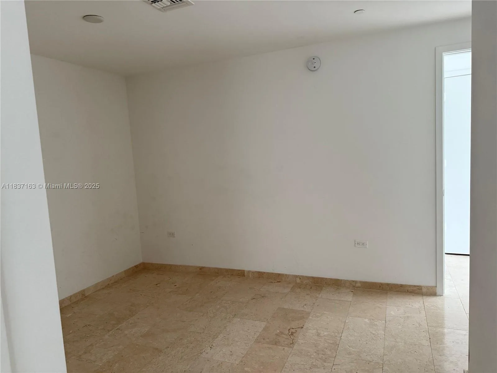 68 SE 6th St # 3204, Miami, FL 33131 photo 13
