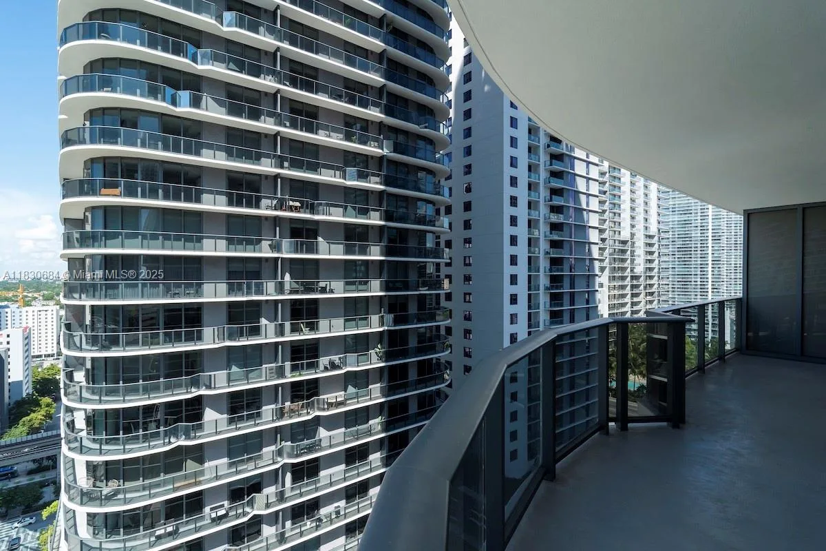 45 SW 9th St # 1906, Miami, FL 33130 photo 5