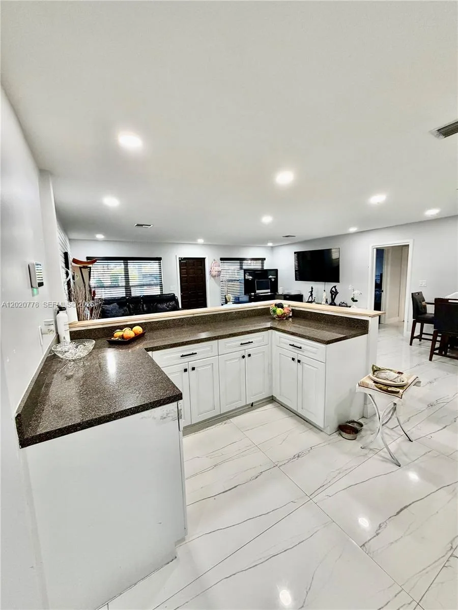 518 NW 47th Ct, Oakland Park, FL 33309 photo 3