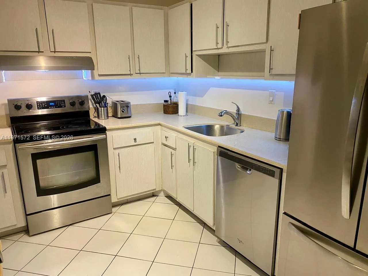 100 Bayview Dr # 516, Sunny Isles Beach, FL 33160 photo 2