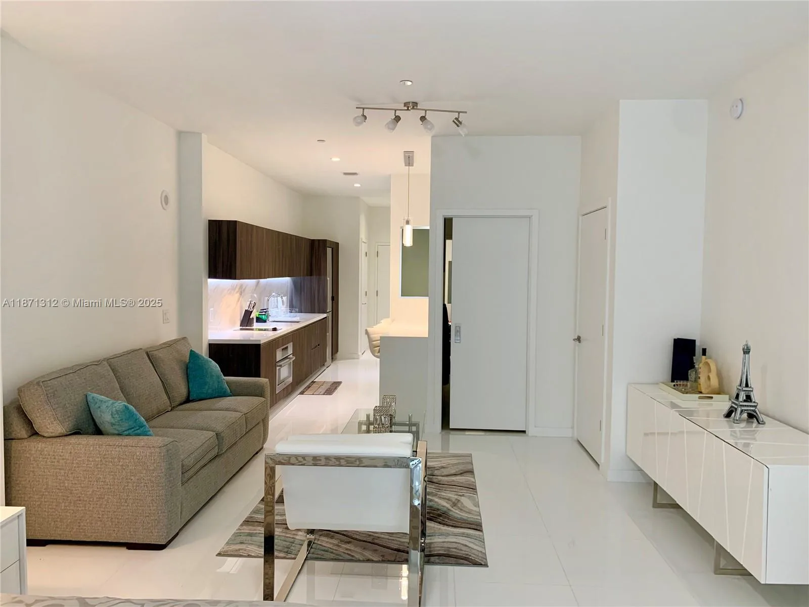 851 NE 1 Ave # 502, Miami, FL 33132 photo 2