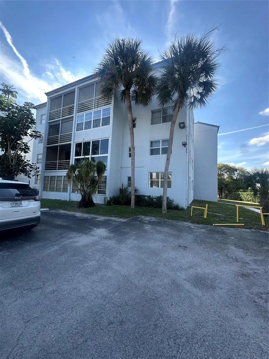 2800 Somerset Drive # J107, Lauderdale Lakes, FL 33311