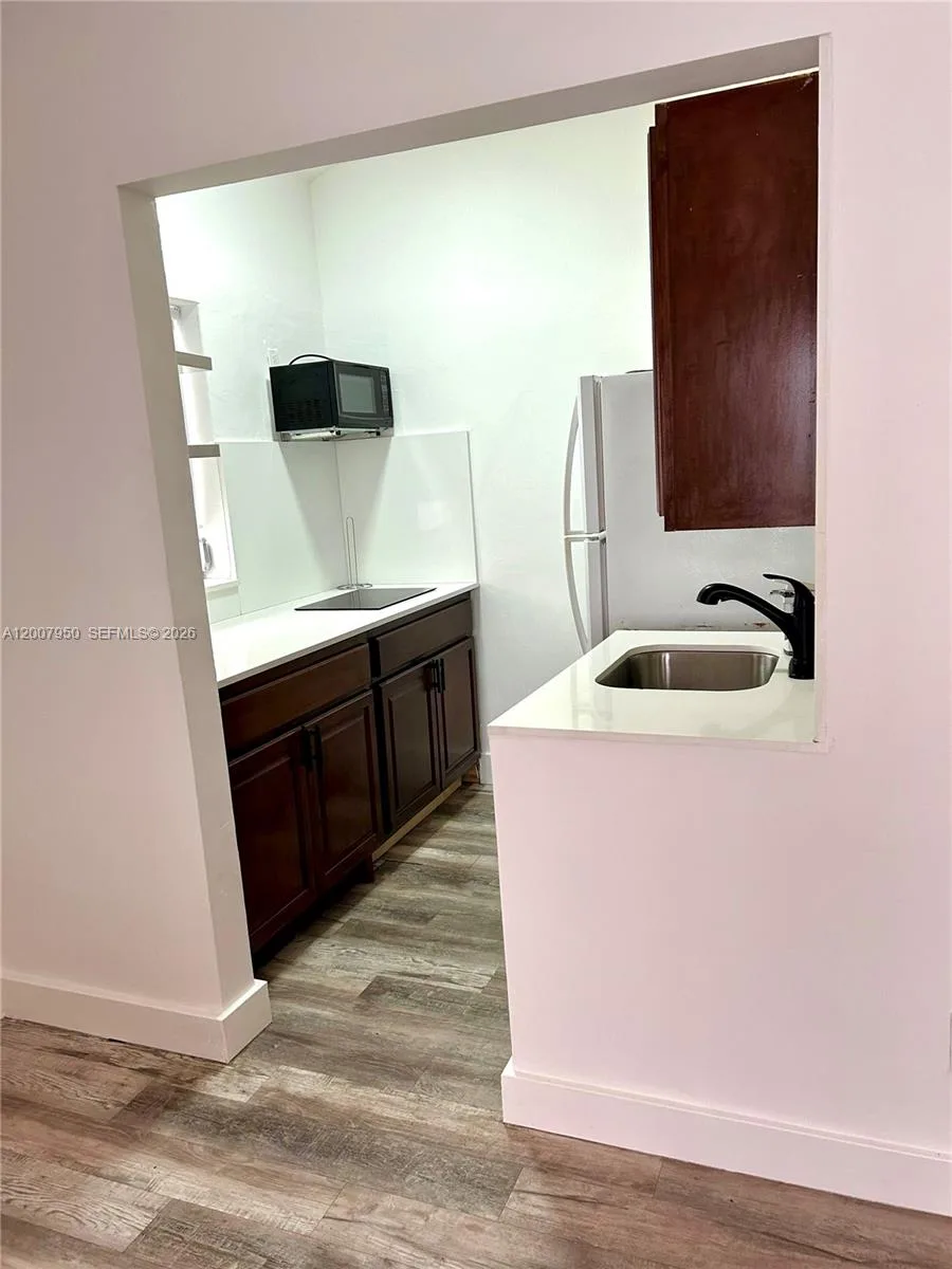 215 30th St # 17, Miami Beach, FL 33140 photo 3