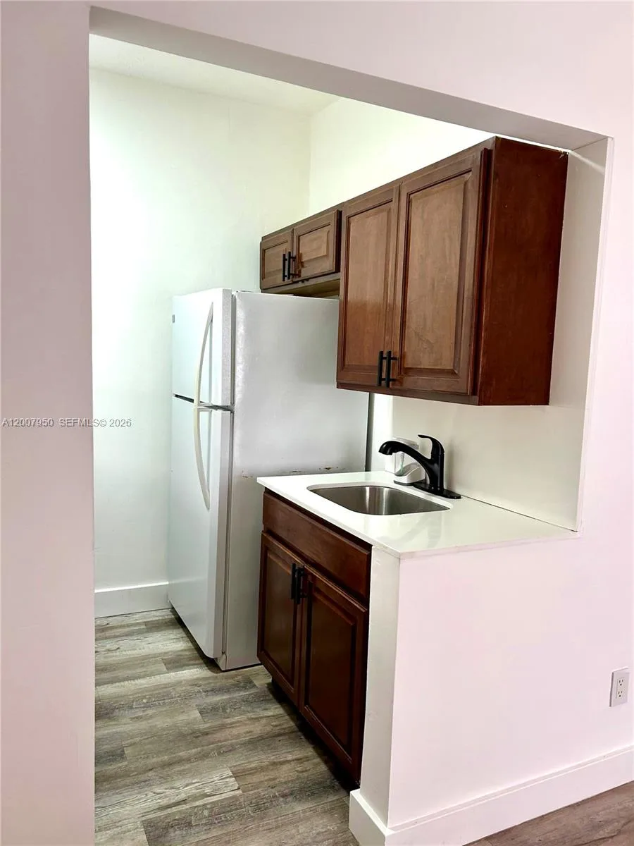 215 30th St # 17, Miami Beach, FL 33140 photo 4