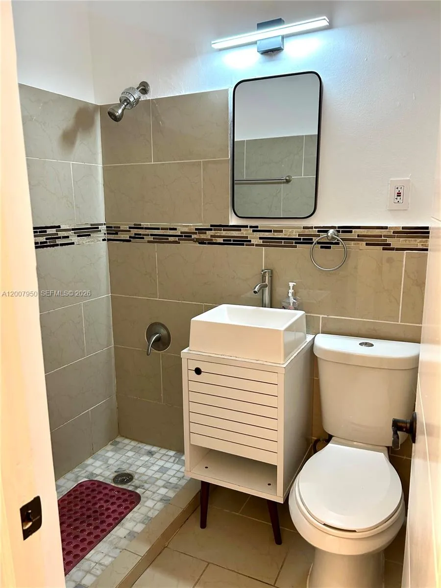 215 30th St # 17, Miami Beach, FL 33140 photo 5