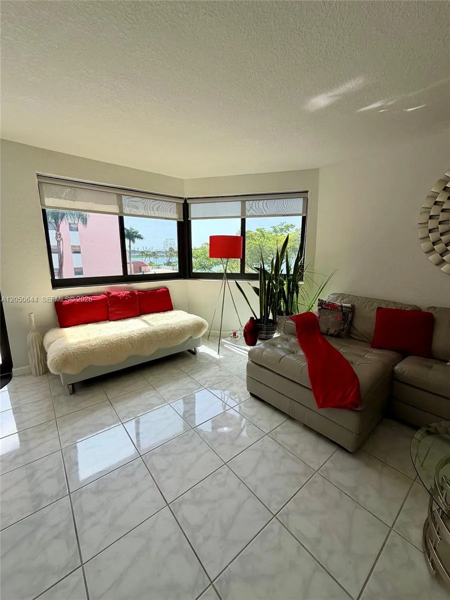 20850 San Simeon Way # 302-5, Miami, FL 33179 photo 2
