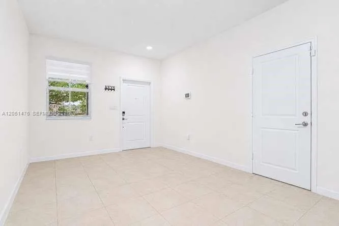 1020 SE 26th Ter, Homestead, FL 33035 photo 2