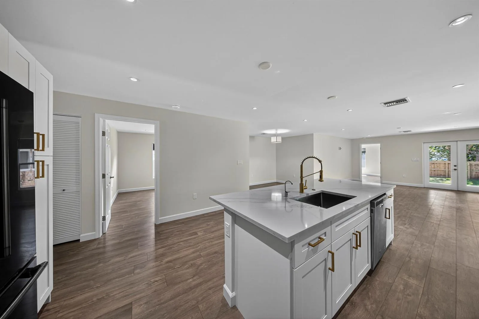 410 NE 34TH Street, Oakland Park, FL 33334 photo 12