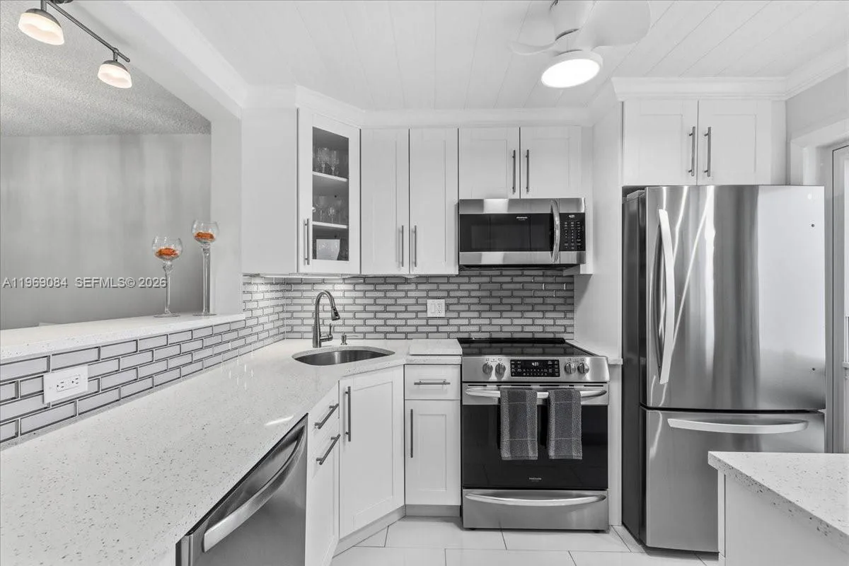 3201 NE 8th St # 405, Pompano Beach, FL 33062