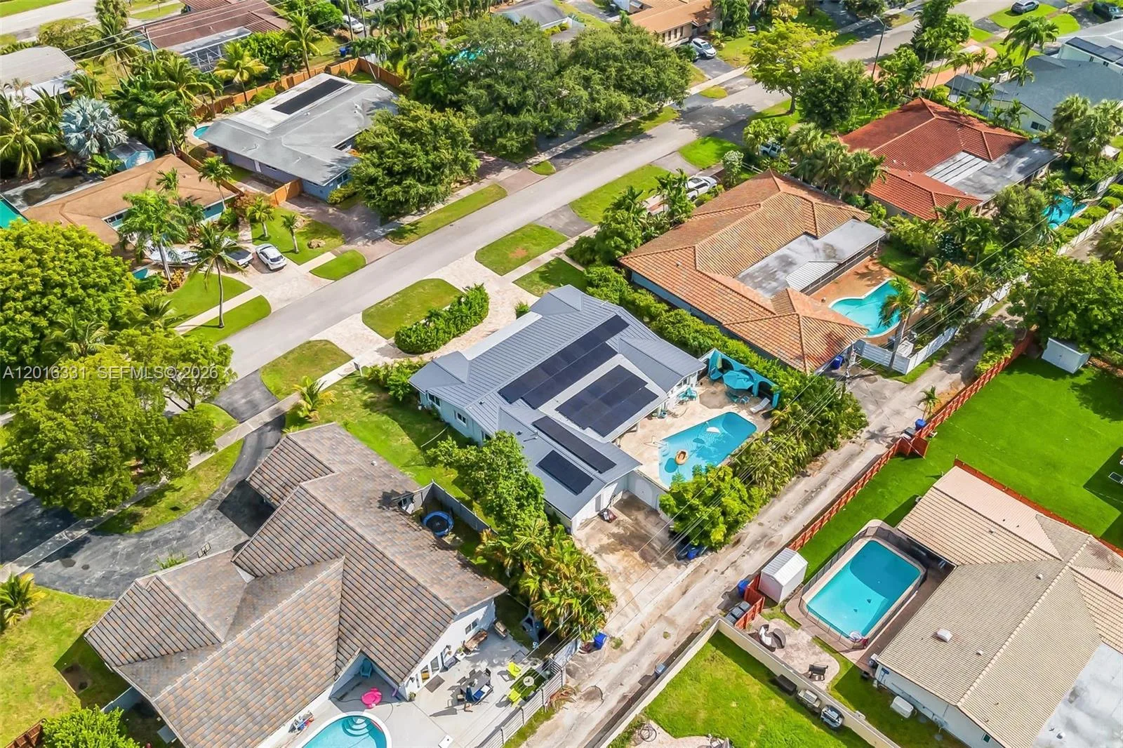 633 N Crescent Dr, Hollywood, FL 33021 photo 4