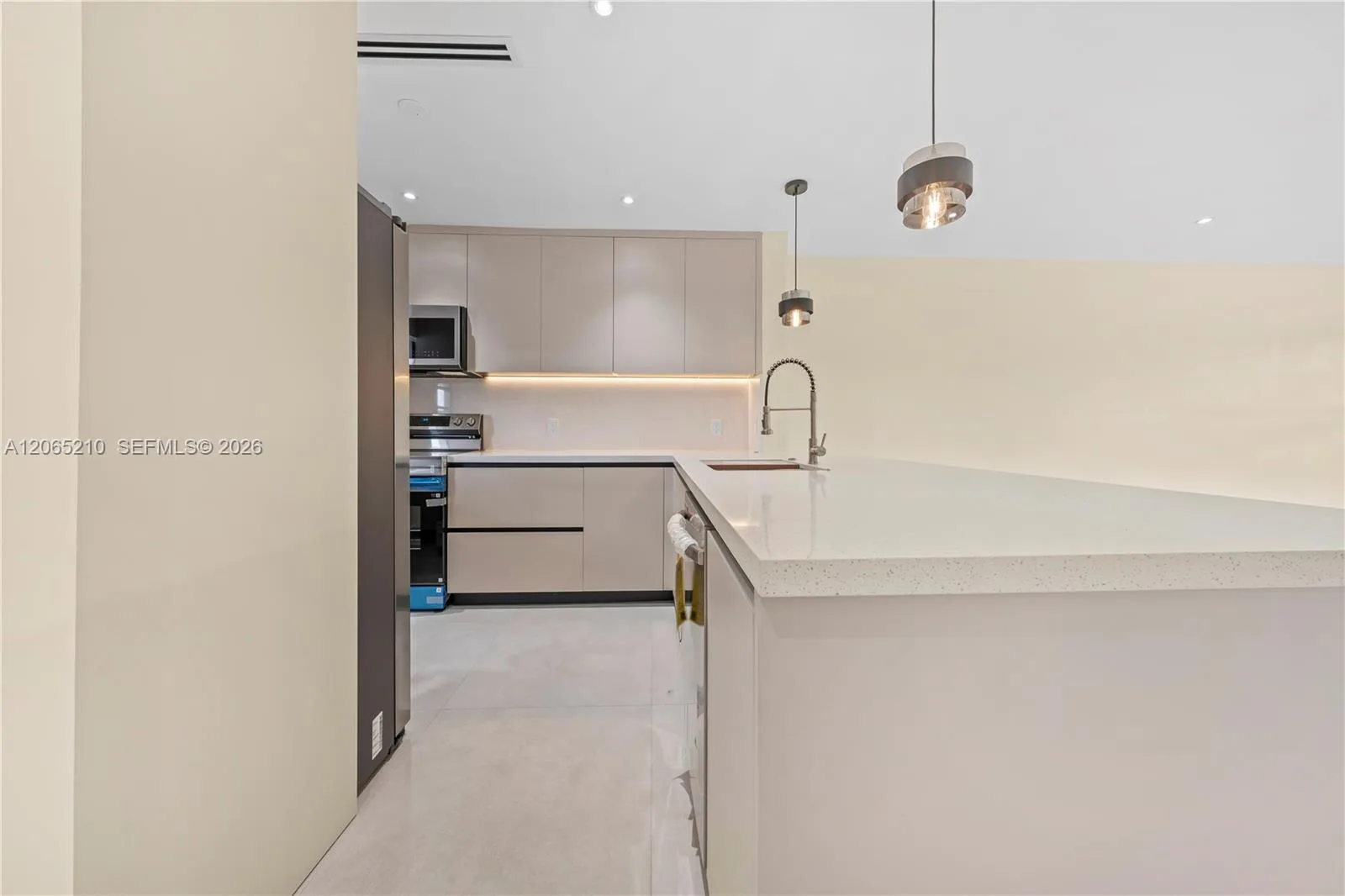1400 NE 191st St # 305, Miami, FL 33179 photo 3