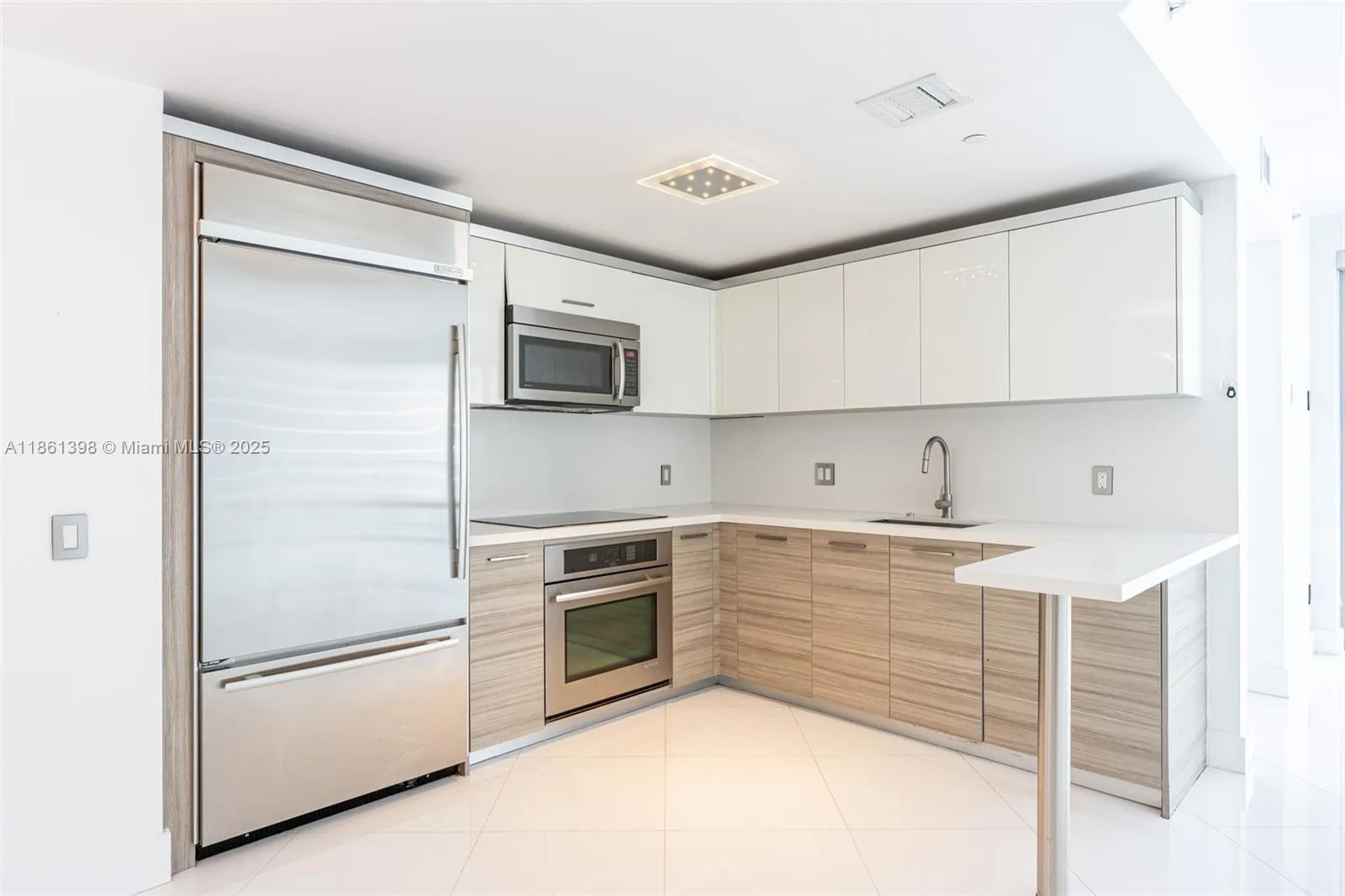 1300 Brickell Bay Dr # 1802, Miami, FL 33131 photo 4