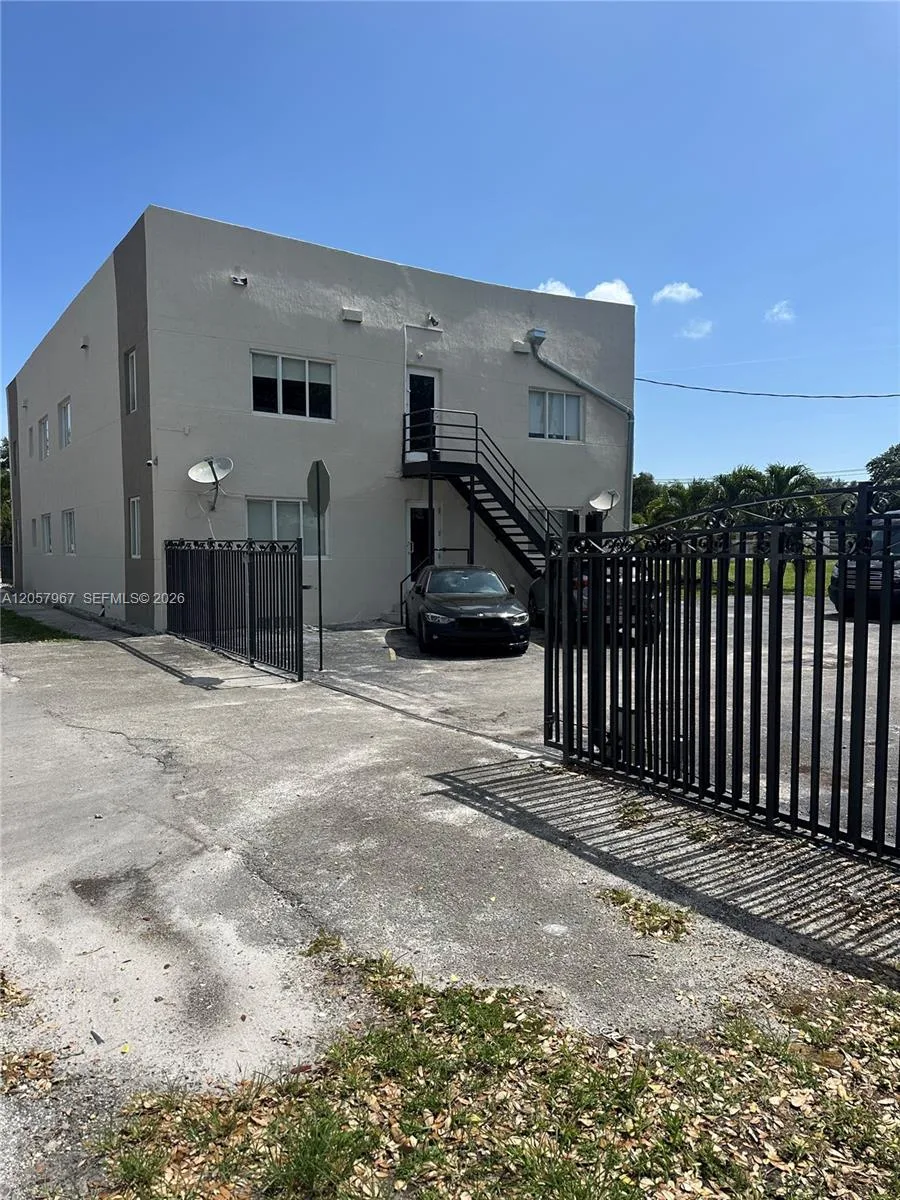 2500 NE 192nd St # 6, Miami, FL 33180 photo 2