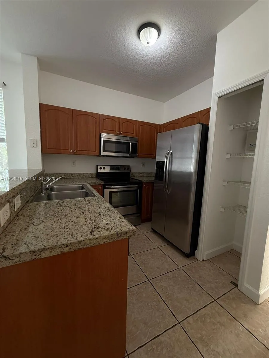 17640 NW 73rd Ave # 200-19, Hialeah, FL 33015