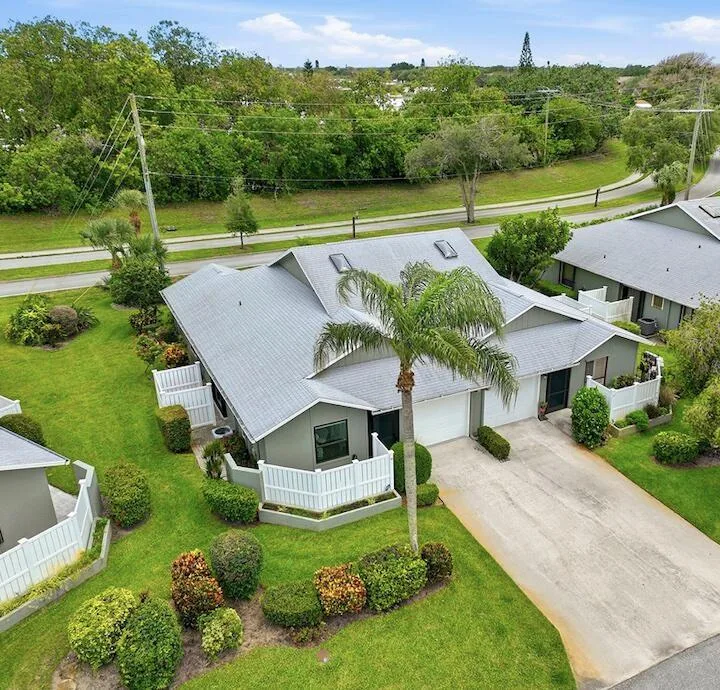 6786 SE Yorktown Drive, Hobe Sound, FL 33455 photo 2