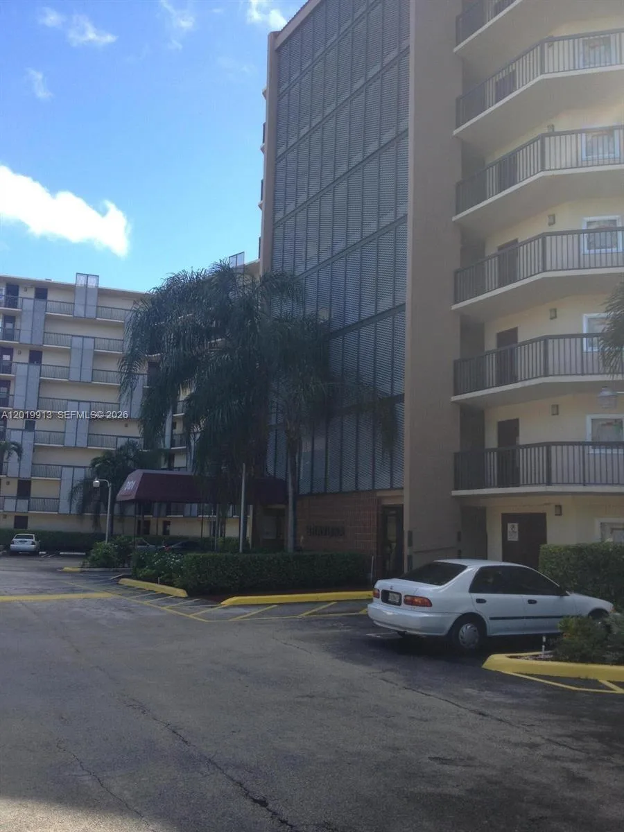 3101 N Country Club Dr # 510, Aventura, FL 33180